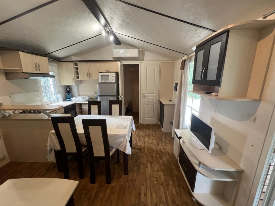 Mobil-home 4-6 personnes climatisé Campground/ 
RV Resort in Lunel