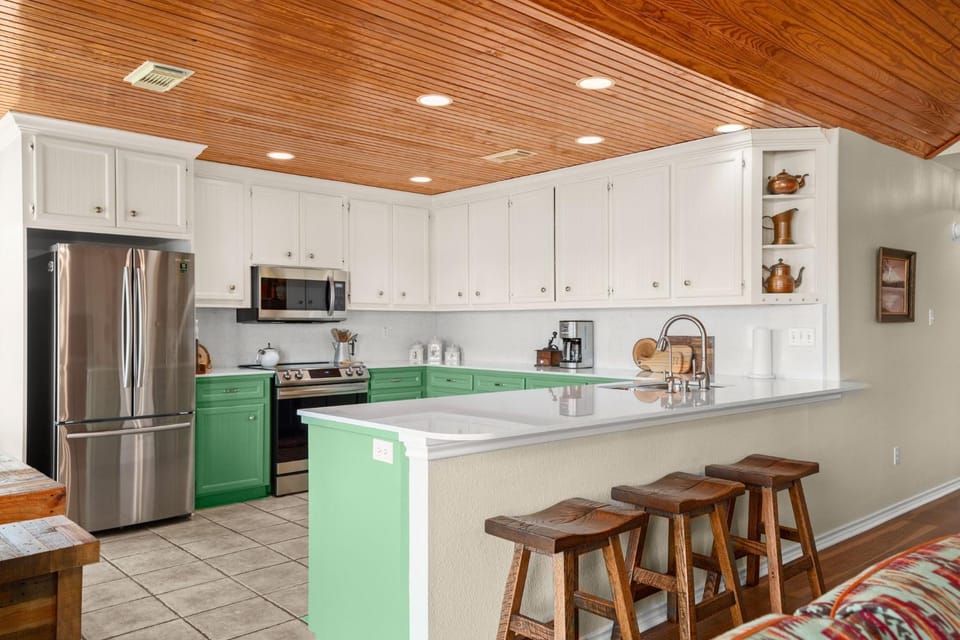 Coffee/tea facilities, Kitchen or kitchenette, Dining area, dishwasher, kitchen