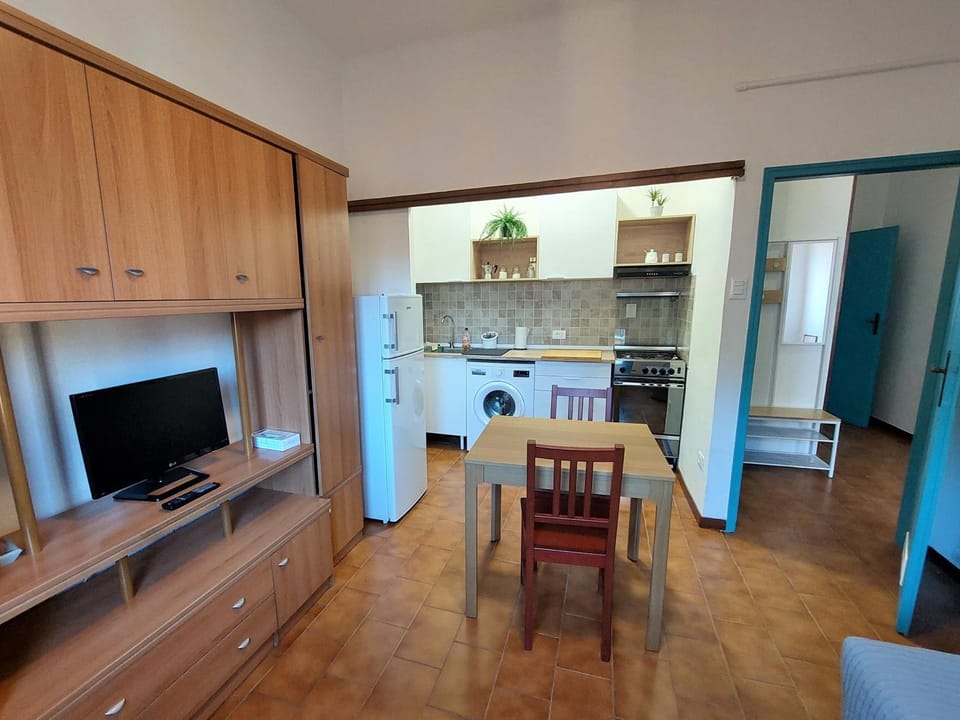 TV and multimedia, Kitchen or kitchenette, Living room, Seating area, Dining area, oven, stove