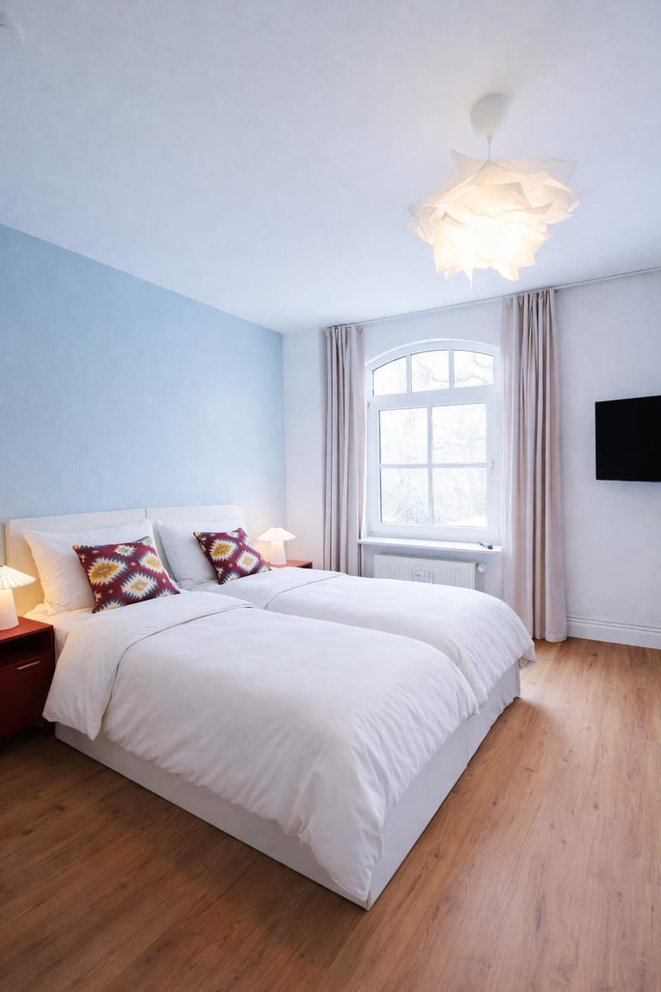 Bed, TV and multimedia, Photo of the whole room, Bedroom