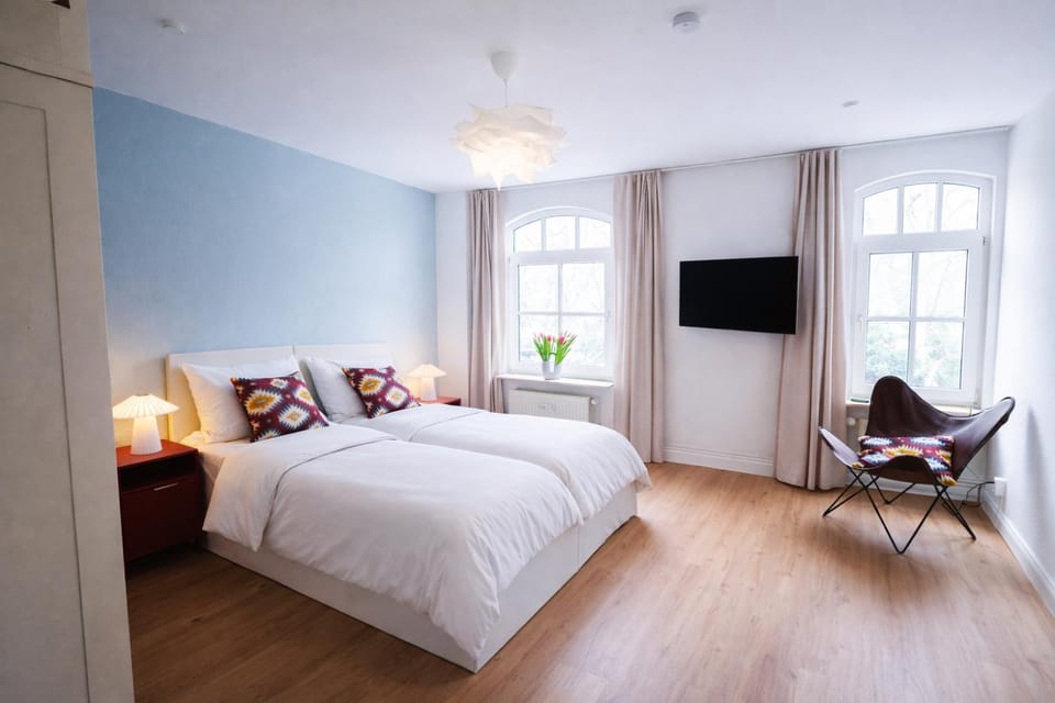 Bed, TV and multimedia, Living room, Photo of the whole room, Seating area, Evening entertainment, Bedroom