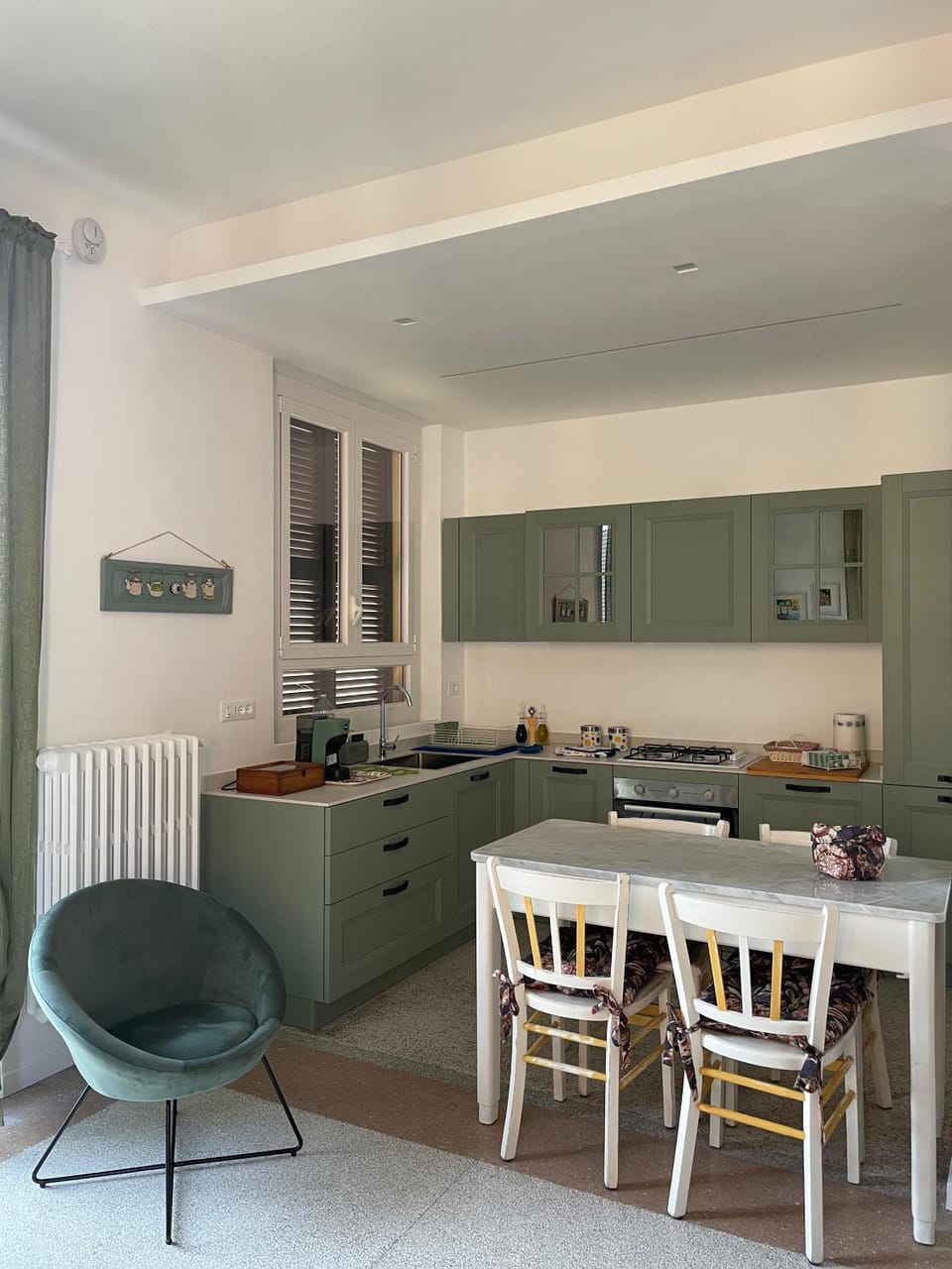 Kitchen or kitchenette, Dining area, stove