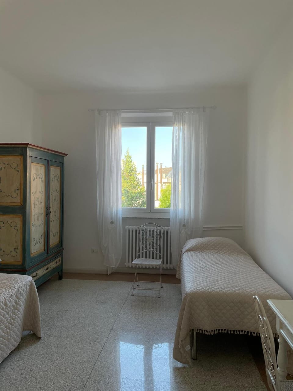 Photo of the whole room, Bedroom, wardrobe