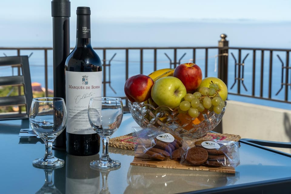 Natural landscape, Food and drinks, Dining area, Sea view, Drinks