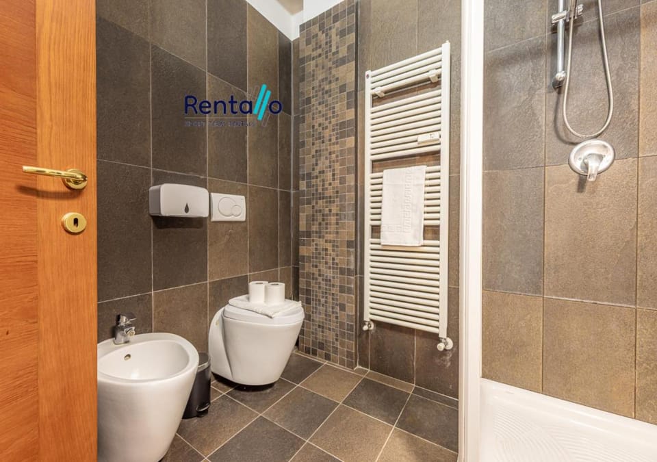 Shower, Toilet, Bathroom, bidet, hair dryier, heating, towels