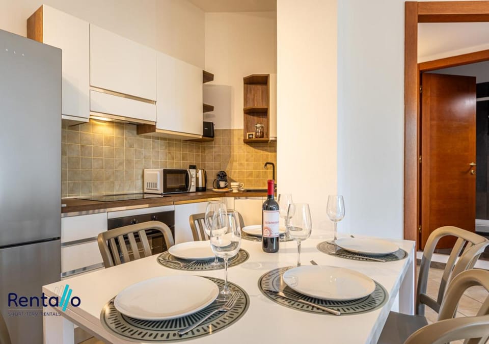 Coffee/tea facilities, Kitchen or kitchenette, Dining area, dishwasher, flat iron, microwave, oven, washing machine