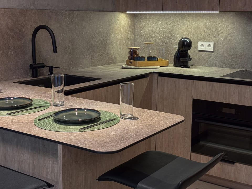 Kitchen or kitchenette, minibar