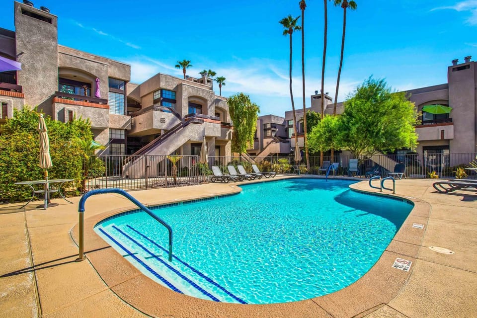 Property building, Day, Pool view, Swimming pool, Swimming pool, sunbed