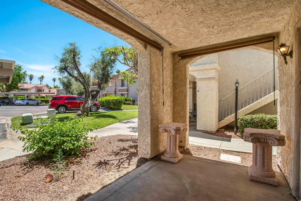 Property building, Facade/entrance, Day, Garden