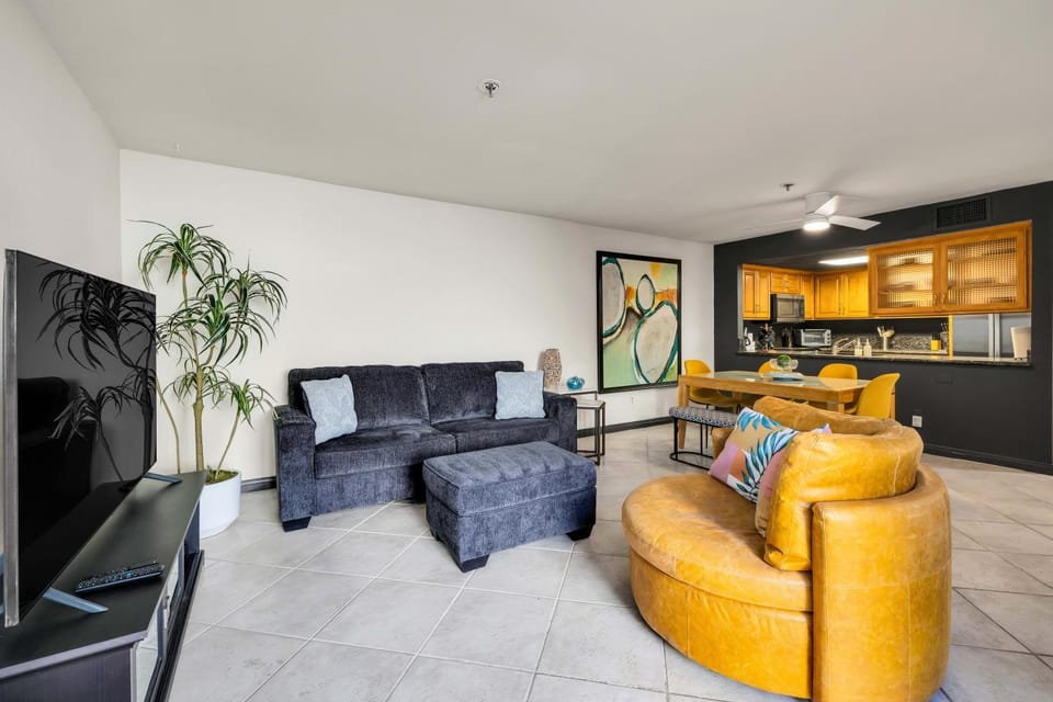 TV and multimedia, Kitchen or kitchenette, Living room, Seating area, Dining area