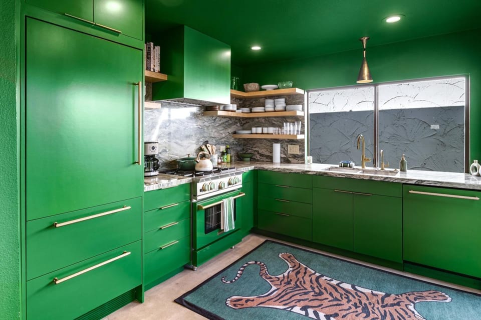 Coffee/tea facilities, Kitchen or kitchenette, stove
