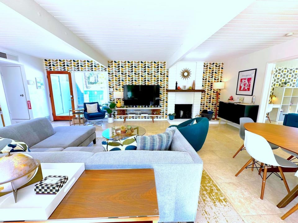 TV and multimedia, Living room, Seating area, Dining area