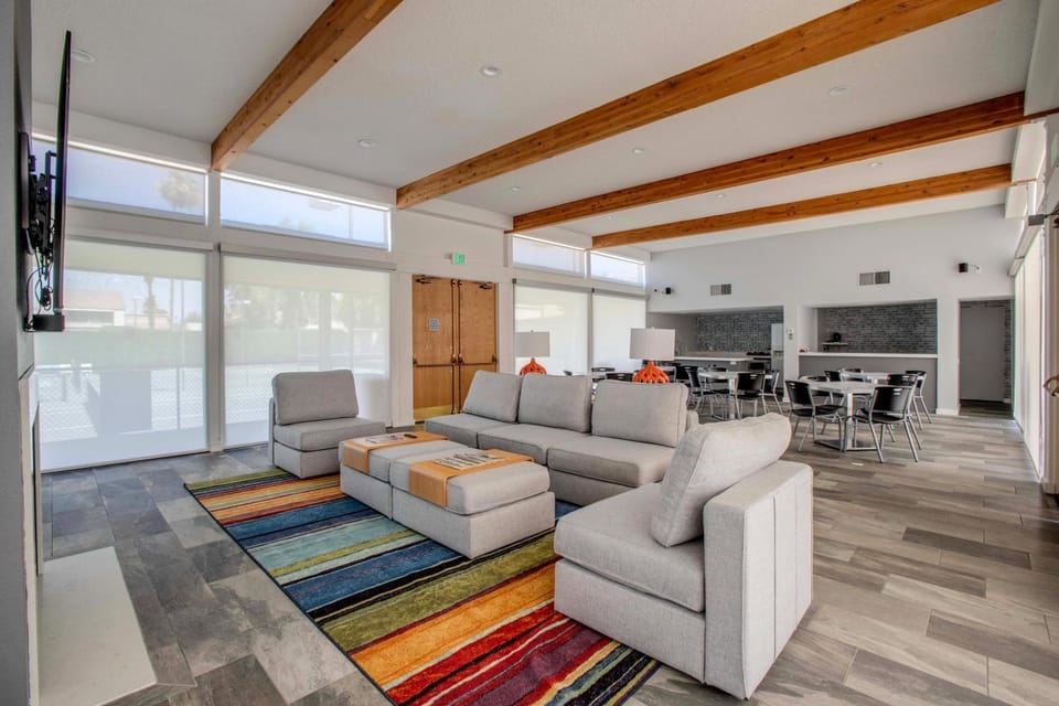 TV and multimedia, Living room, Seating area, Dining area