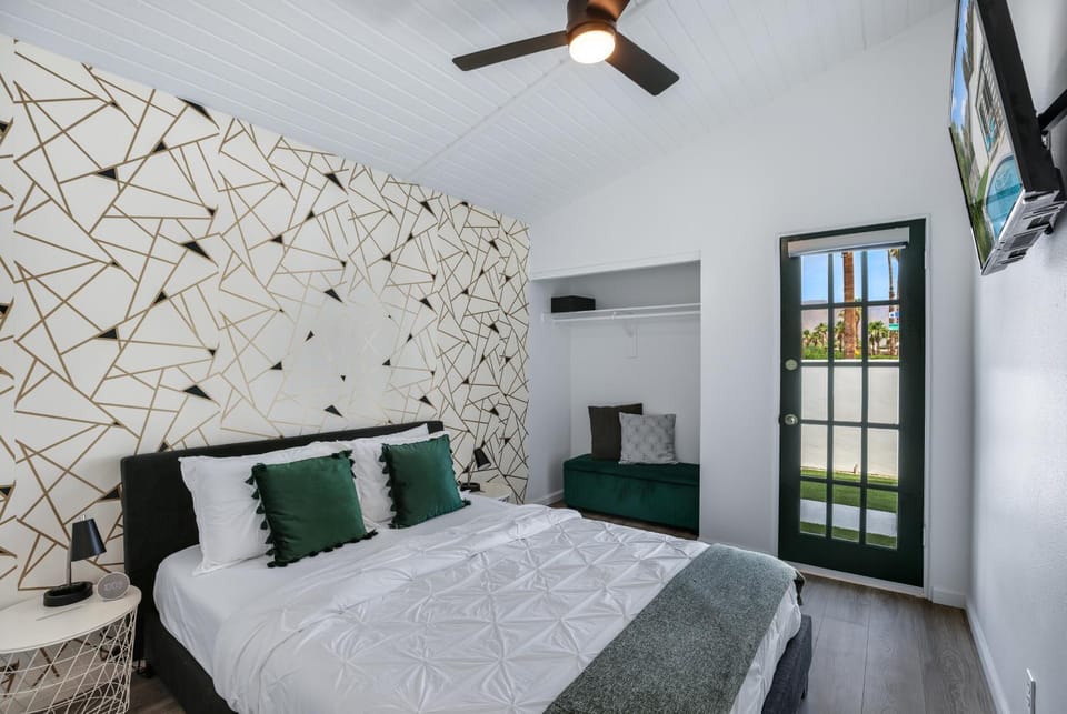 Bed, TV and multimedia, Bedroom