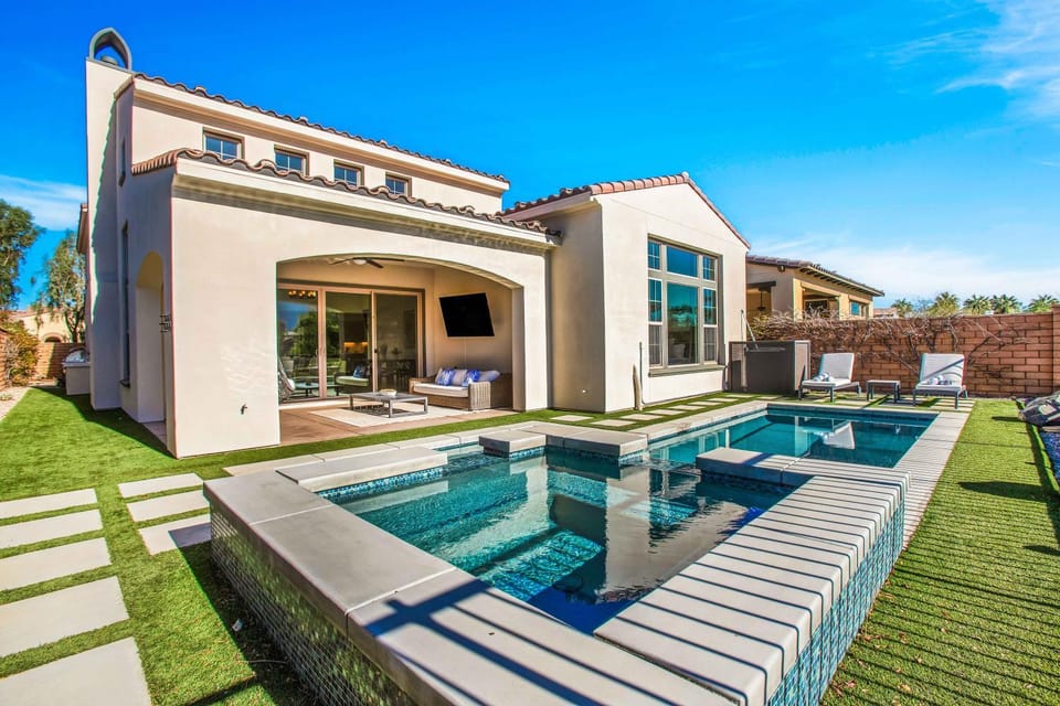 Property building, Day, Swimming pool