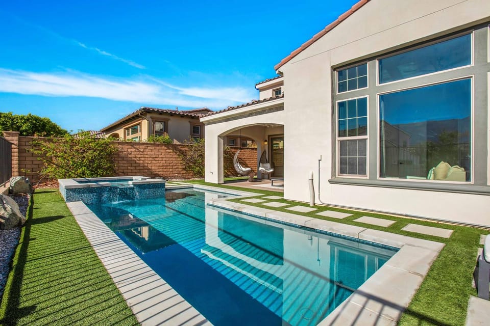 Property building, Swimming pool, Swimming pool