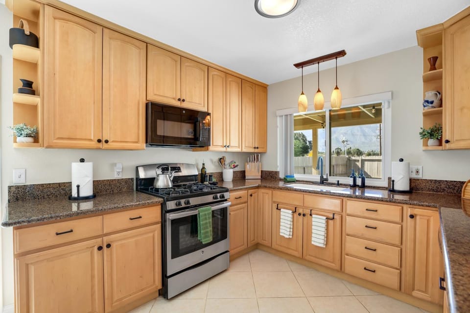 Coffee/tea facilities, Kitchen or kitchenette, oven, toaster, kitchen