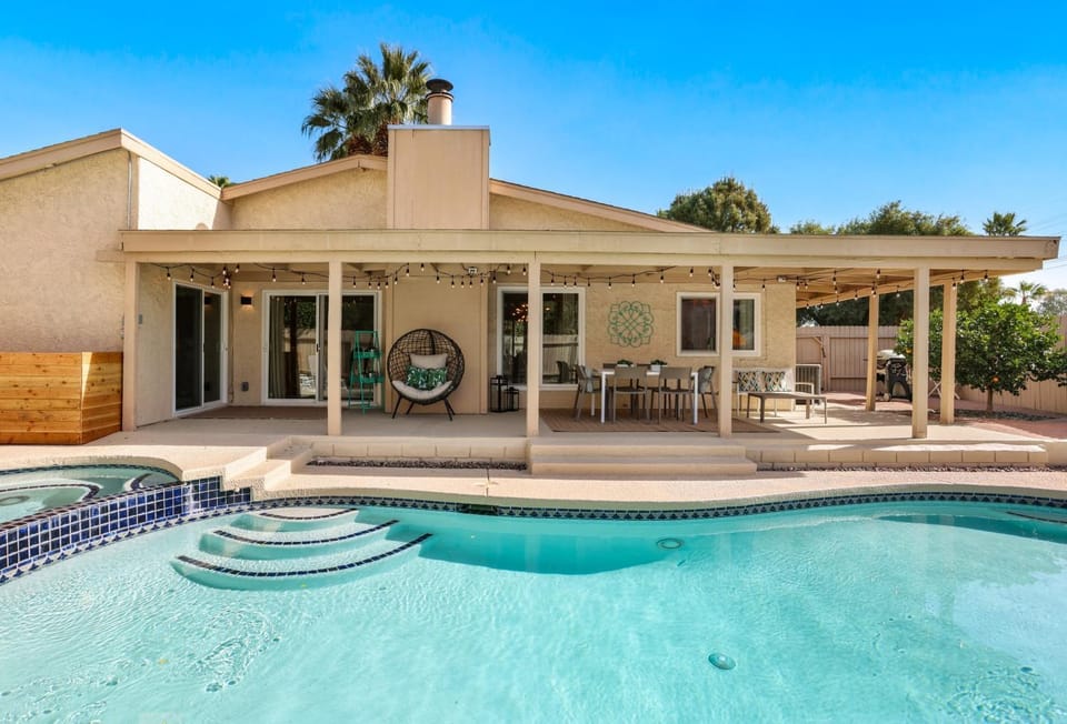 Property building, Day, Swimming pool, Swimming pool, sunbed