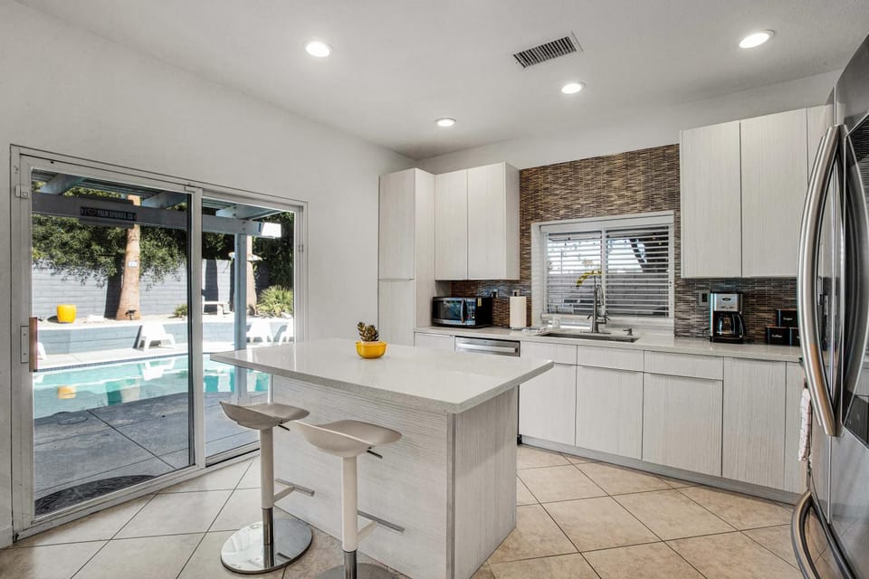 Kitchen or kitchenette, Pool view, kitchen