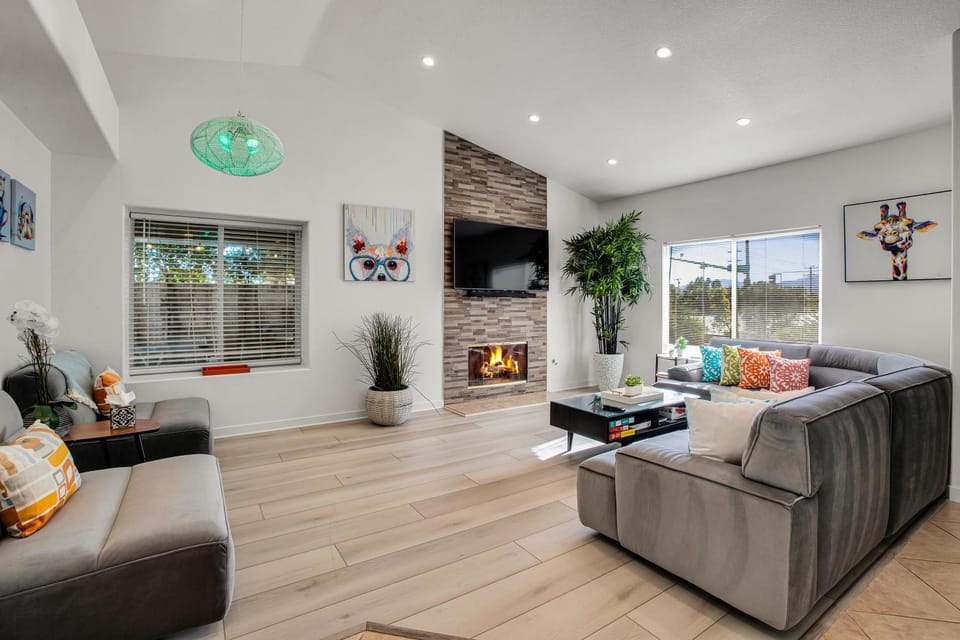 TV and multimedia, Living room, Seating area, fireplace
