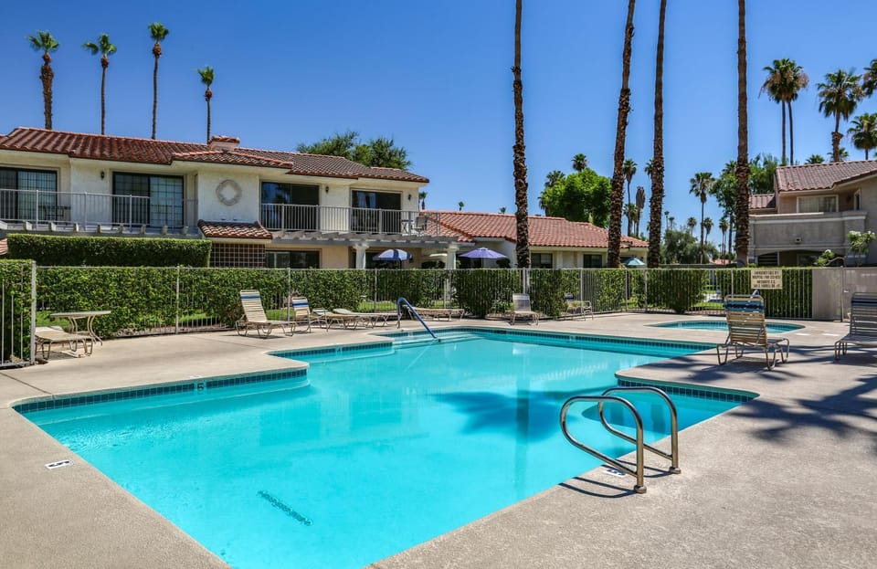 Property building, Day, Swimming pool, Swimming pool, sunbed