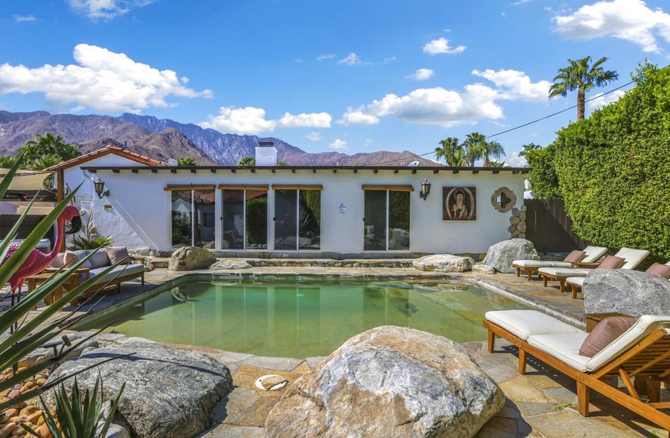 Property building, Day, Mountain view, Swimming pool, sunbed