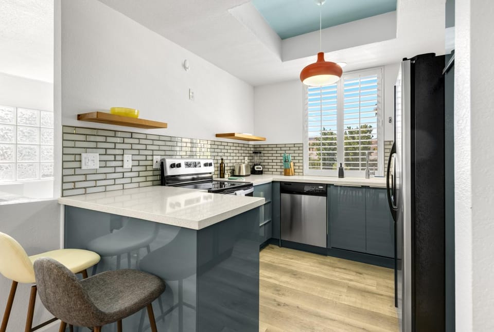 Coffee/tea facilities, Kitchen or kitchenette, Seating area, Dining area, stove