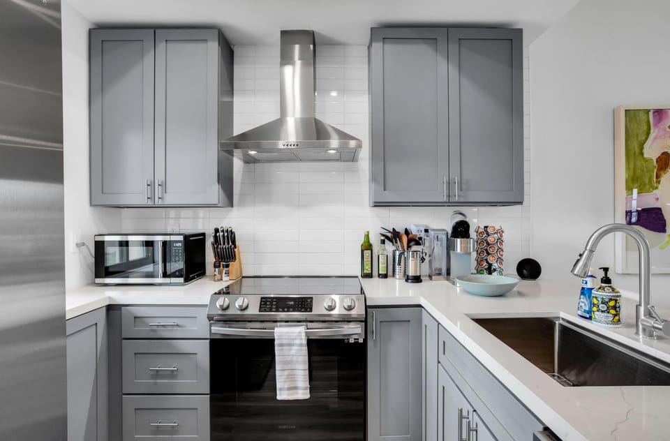 Coffee/tea facilities, Kitchen or kitchenette, oven, stove