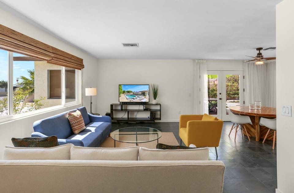 TV and multimedia, Living room, Seating area, Dining area