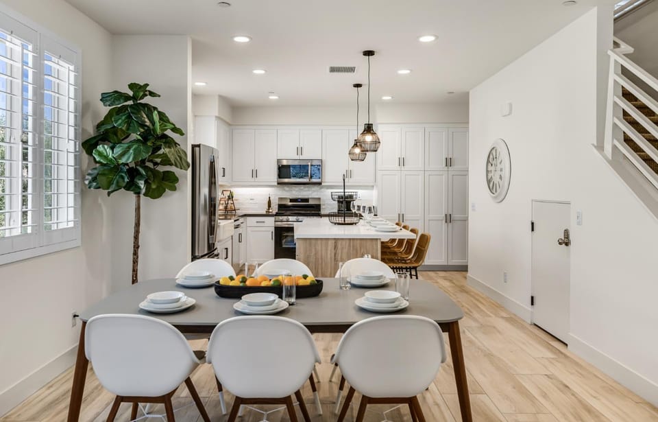 Kitchen or kitchenette, Seating area, Dining area