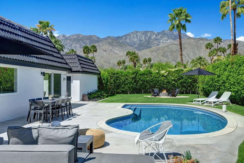 Property building, Day, Mountain view, Pool view, Swimming pool, sunbed