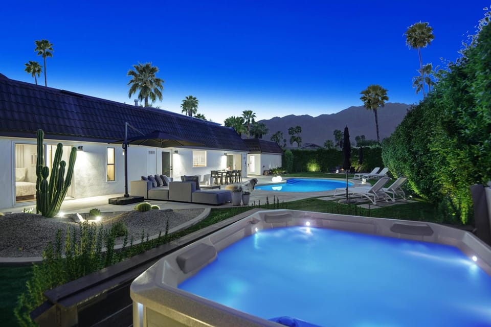 Property building, Mountain view, Pool view, Swimming pool, Swimming pool, sunbed
