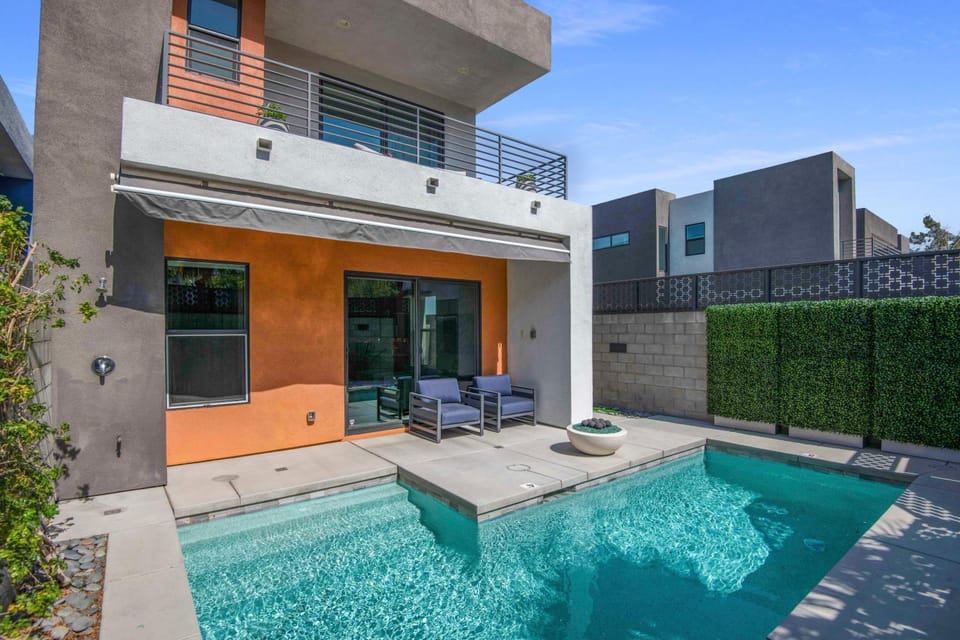 Property building, Day, Swimming pool, Swimming pool, sunbed