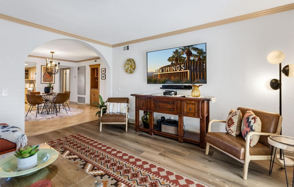 TV and multimedia, Living room, Seating area, Dining area