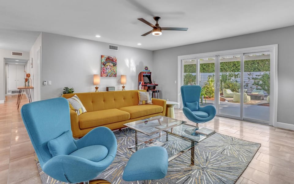 Living room, Seating area