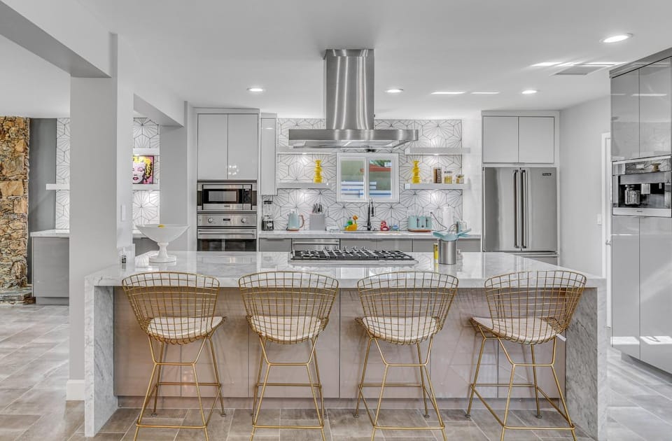 Coffee/tea facilities, Kitchen or kitchenette, Seating area, Dining area, oven, stove