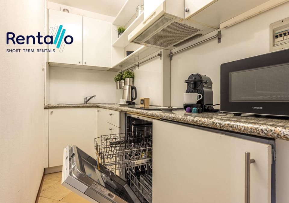 Coffee/tea facilities, Kitchen or kitchenette, dishwasher, microwave, stove, toaster