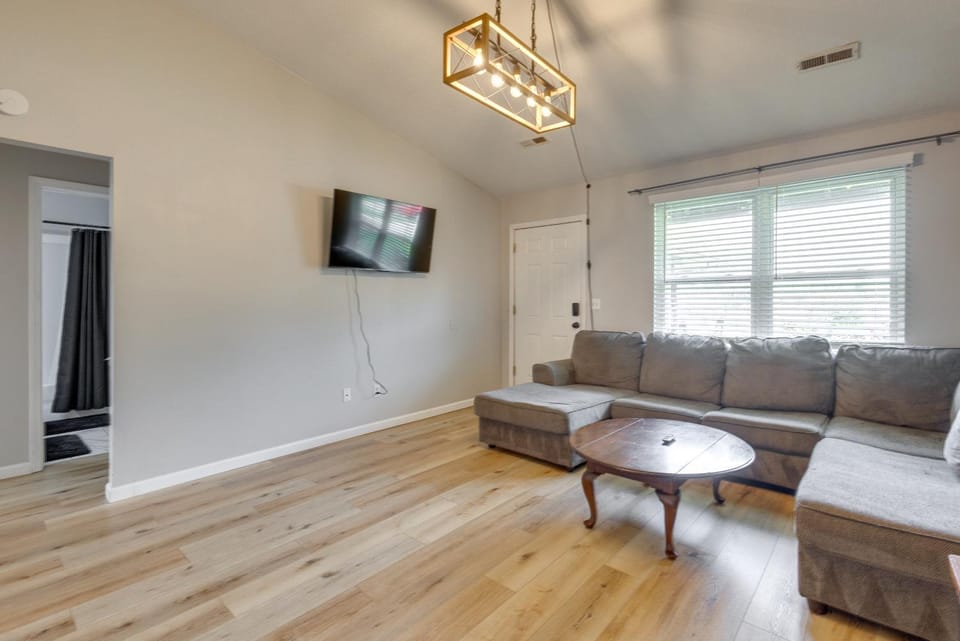 12 Mi to St Louis: Pet-Friendly Metro East Home House in Pontoon Beach