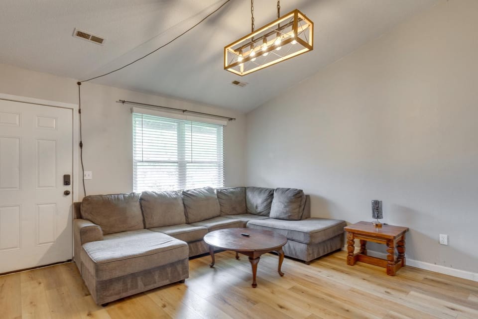12 Mi to St Louis: Pet-Friendly Metro East Home House in Pontoon Beach