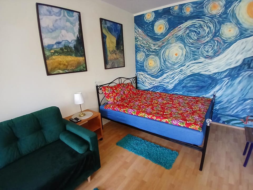 Bed, Living room, Photo of the whole room, Decorative detail, Seating area, Bedroom