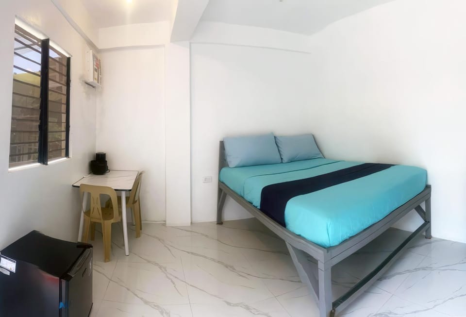 Bed, Photo of the whole room, Dining area, Bedroom, minibar, air conditioner