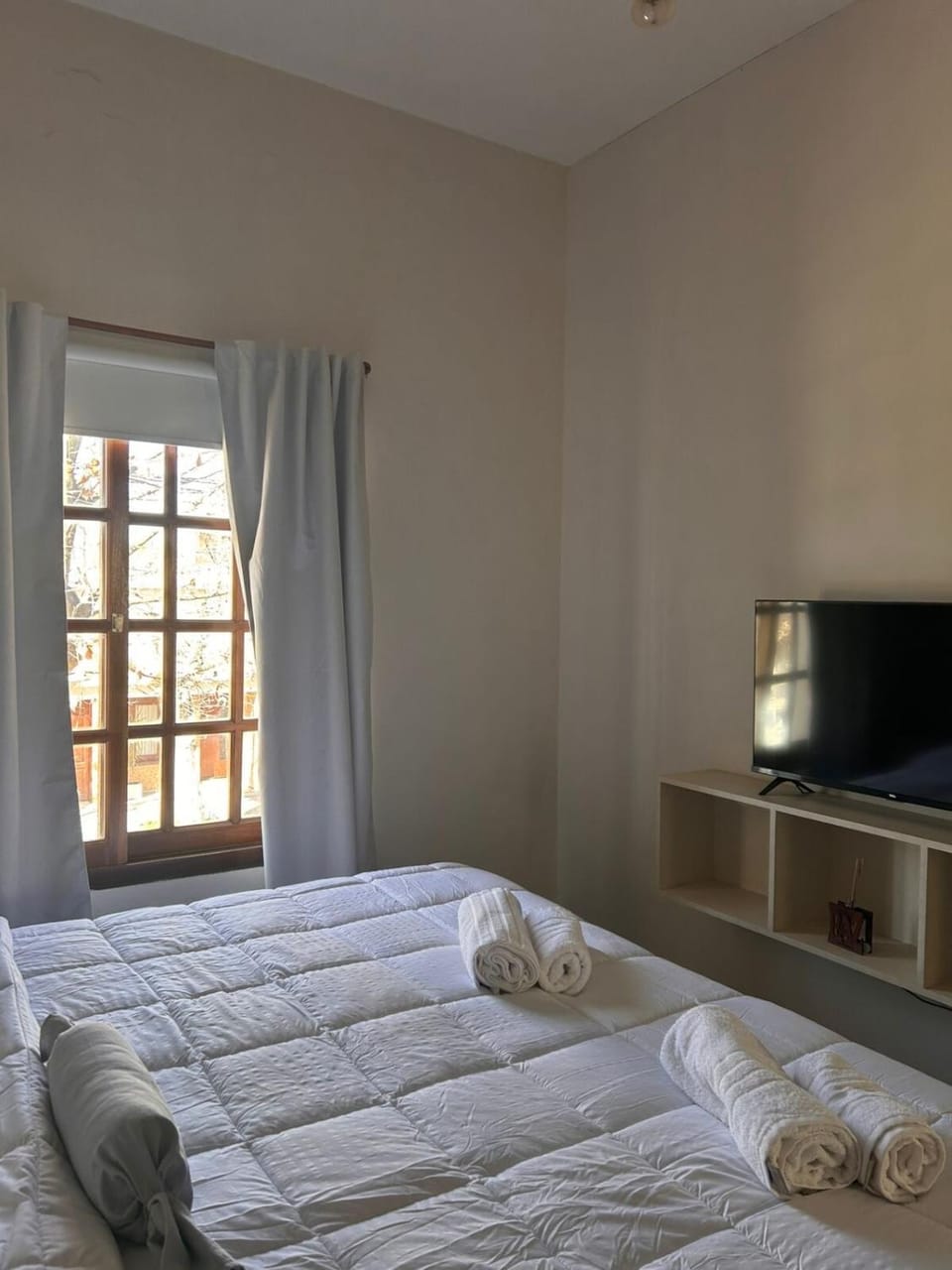 Bed, TV and multimedia, Photo of the whole room, Bedroom