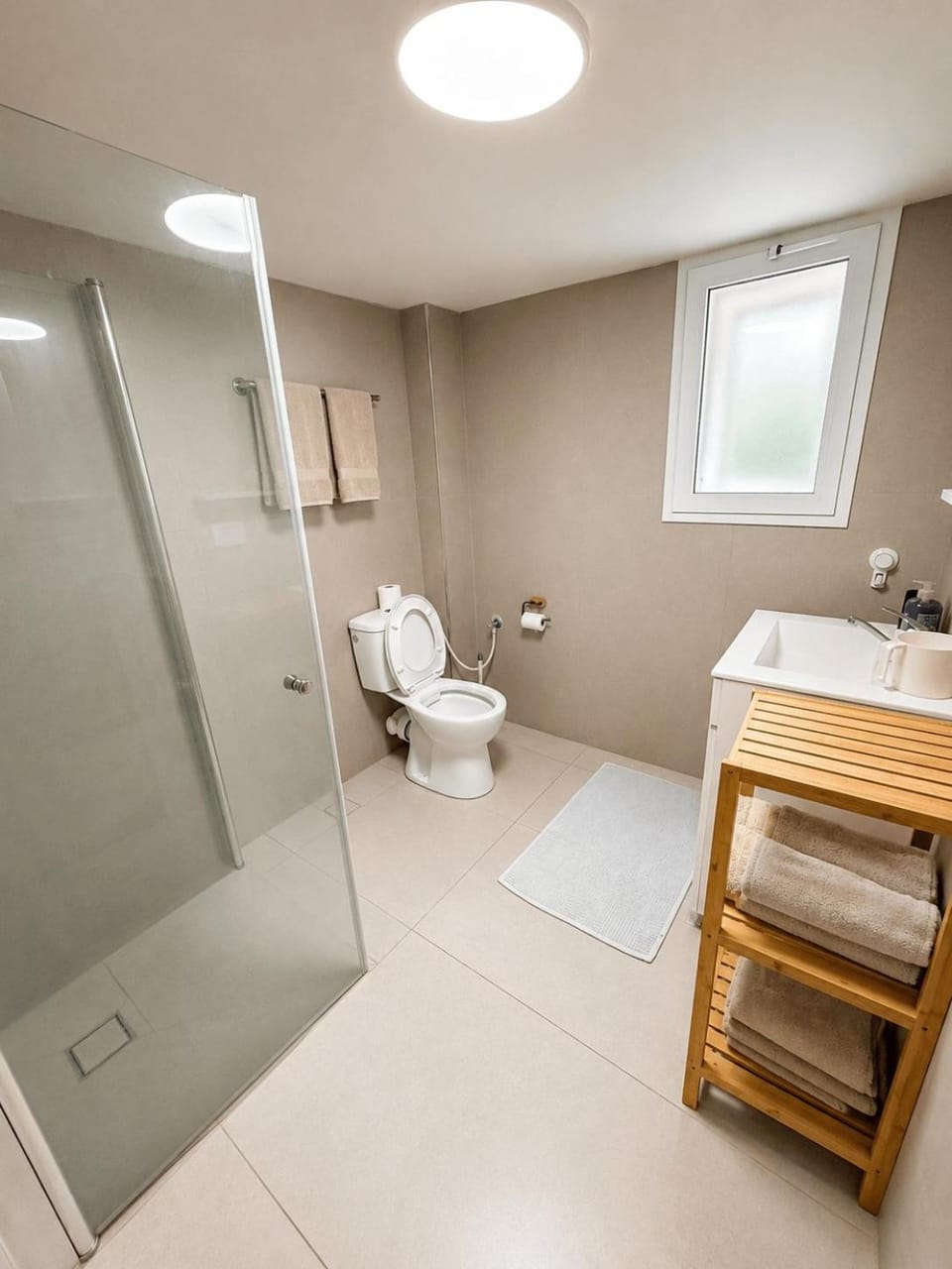 Shower, Toilet, Bathroom, towels