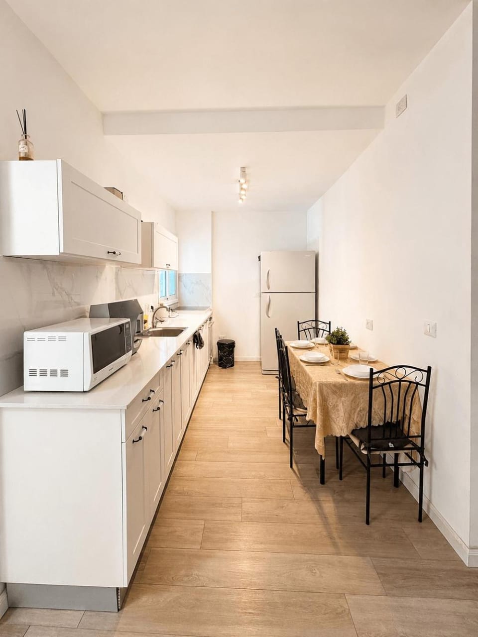 Kitchen or kitchenette, Dining area, minibar