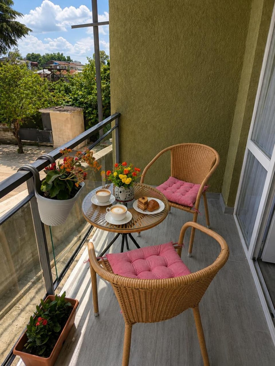 Patio, Day, Garden, View (from property/room), Balcony/Terrace, Living room, Food and drinks, Seating area, Dining area, Food, Garden view
