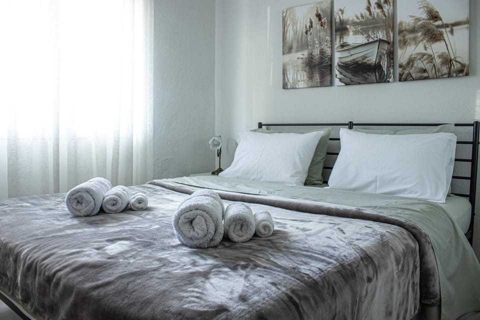 Bed, Photo of the whole room, Bedroom, towels