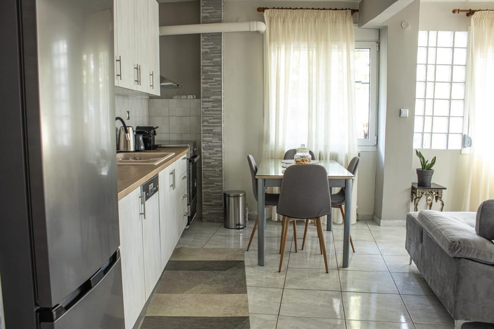 Coffee/tea facilities, Living room, Seating area, Dining area, dishwasher, oven, stove