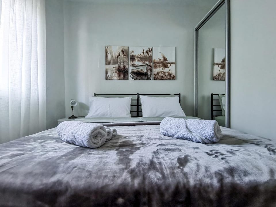 Bed, Bedroom, towels