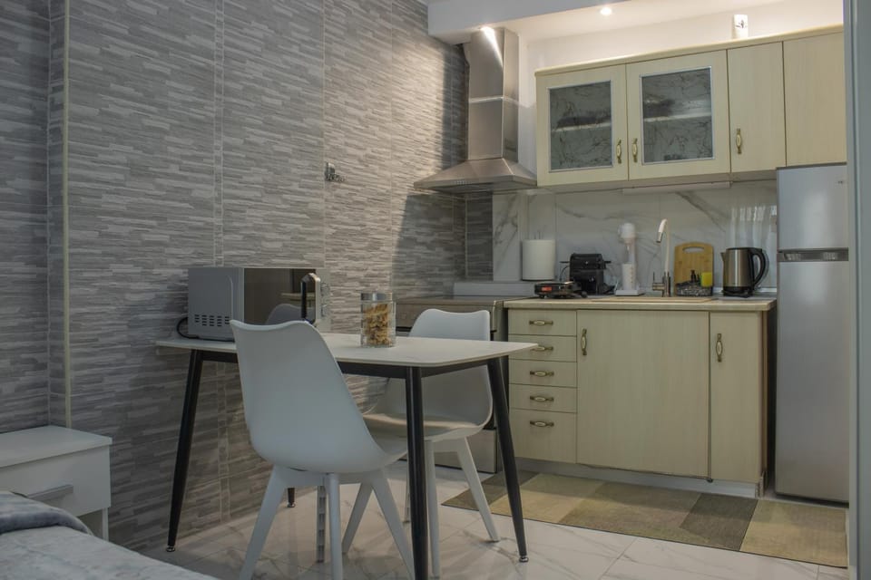 Coffee/tea facilities, Kitchen or kitchenette, Dining area, stove
