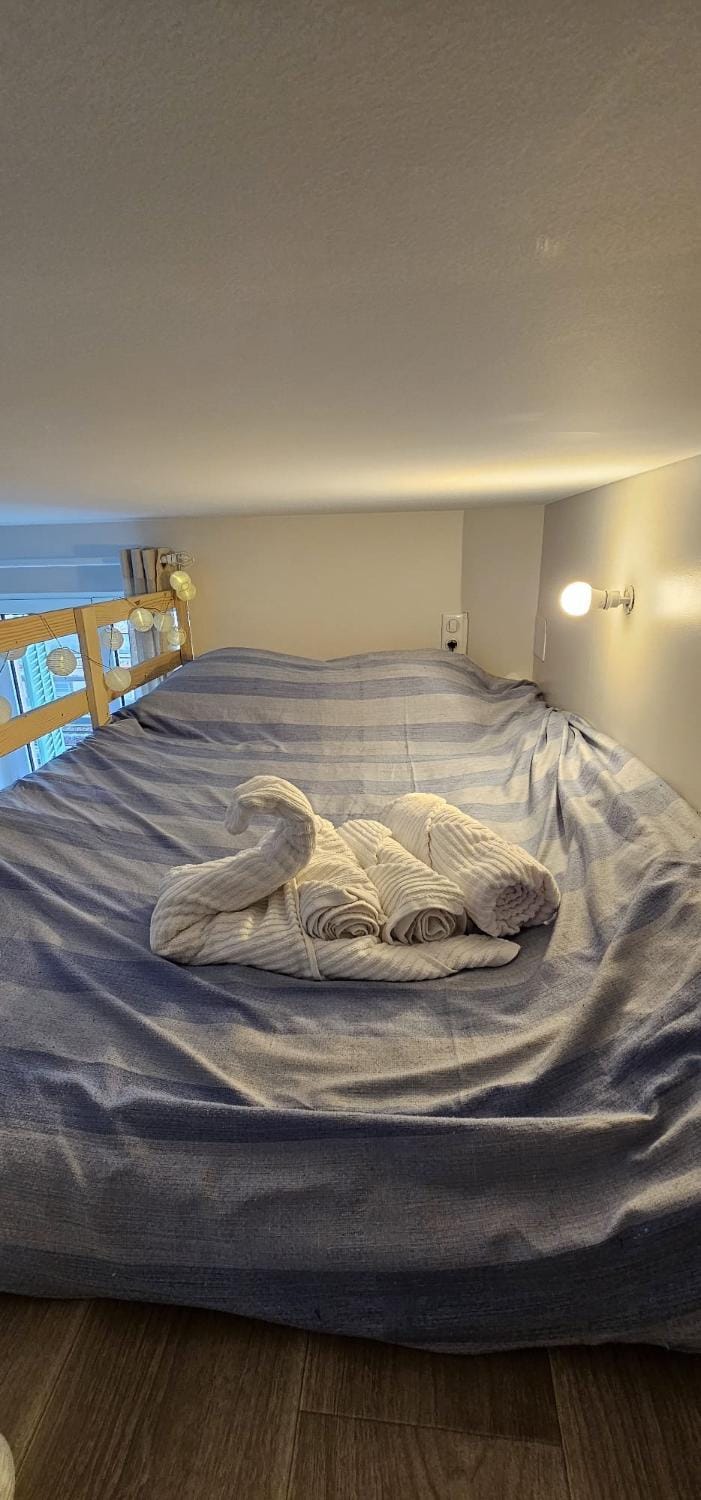 Bed, Photo of the whole room, Bedroom, towels